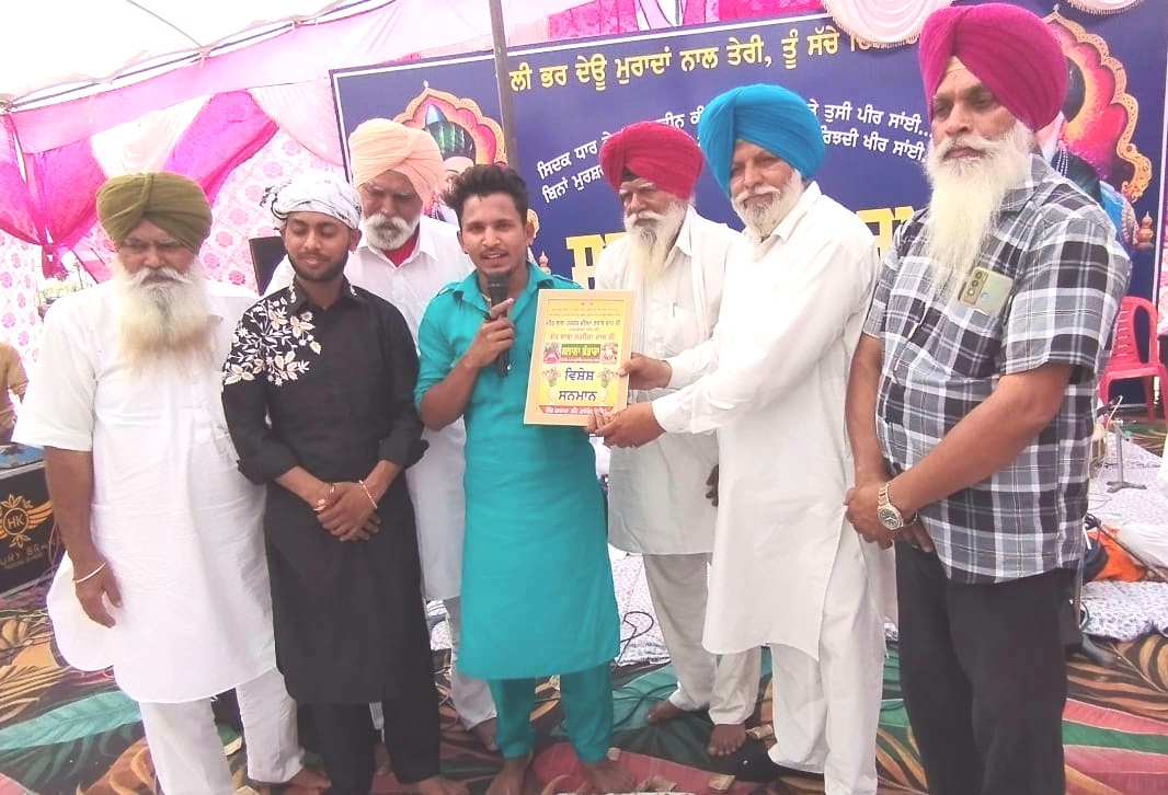 Qawwal Parvez Jhinjar was honored at Naujia Peer Ji Mela at Halwara